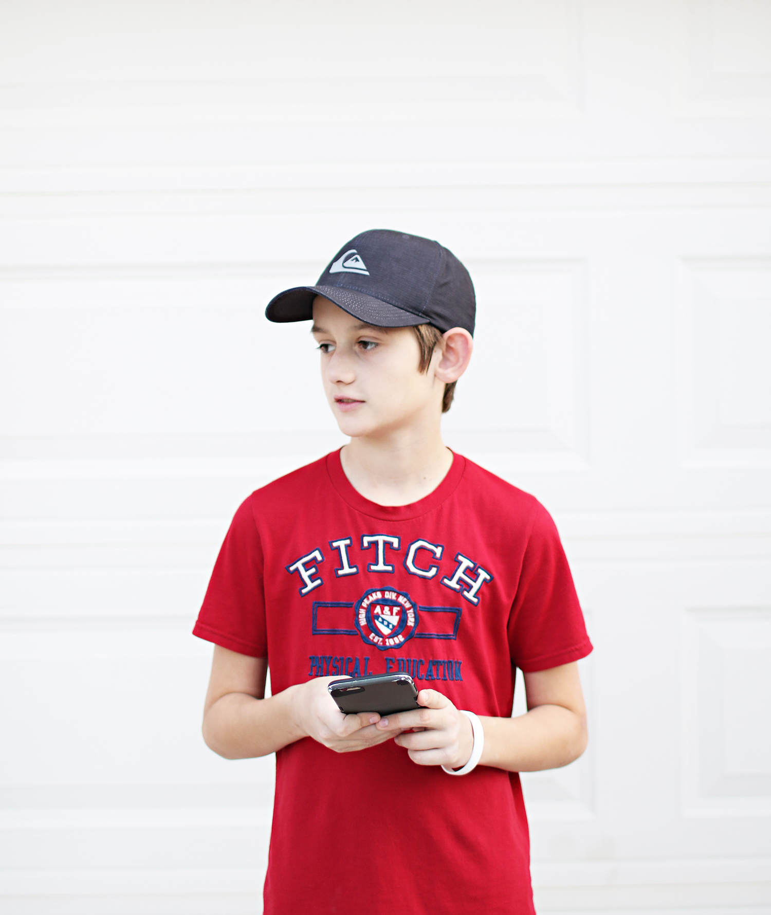 Managing kids and smartphones and how we are handling it in our home. I am also sharing the contract we had our kids sign when they received their phones. Everything over on the Haus of Layne blog #Parenting #Kids #KidsAndTechnology