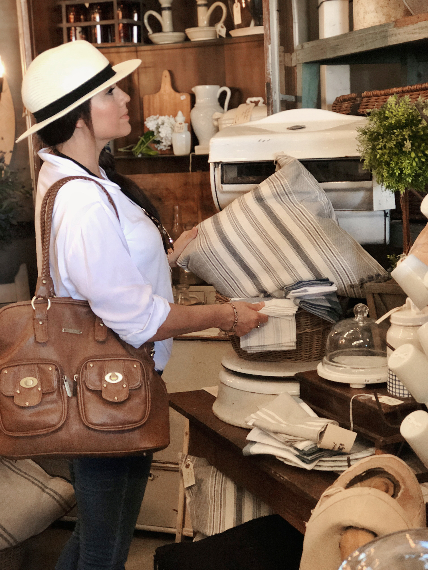 Treasure hunting at the Sweet Salvage Vintage Market in Phoenix, Arizona. Get a peek into this one-a-month market filled to the brim with beautiful finds and gorgeous designs #Phoenix #Arizona #VintageMarket #PhoenixArizonaLiving #ThingsToDoInPhoenixArizona #SweetSalvageOn7th #VintageDecor 