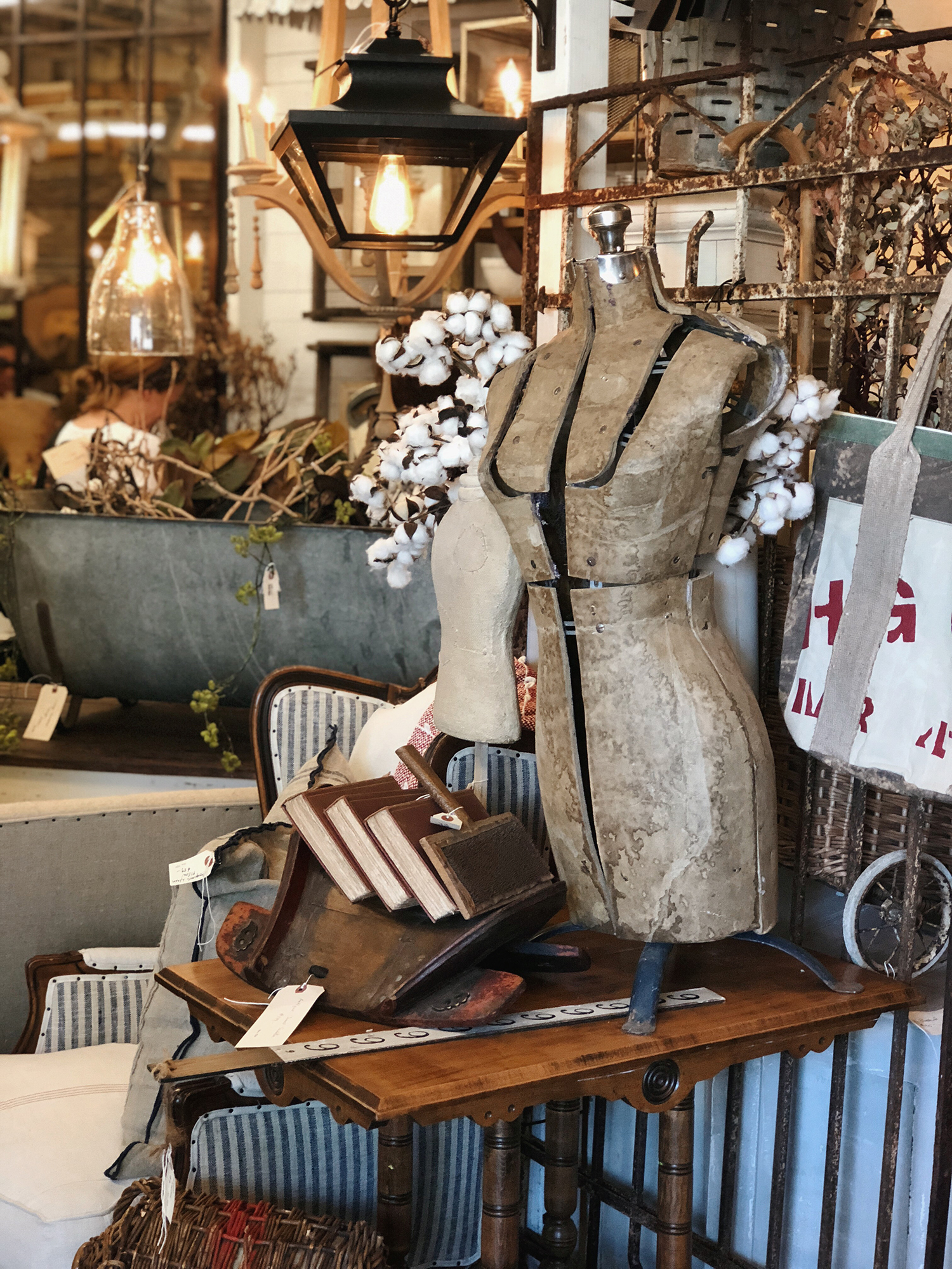 Treasure hunting at the Sweet Salvage Vintage Market in Phoenix, Arizona. Get a peek into this one-a-month market filled to the brim with beautiful finds and gorgeous designs #Phoenix #Arizona #VintageMarket #PhoenixArizonaLiving #ThingsToDoInPhoenixArizona #SweetSalvageOn7th #VintageDecor 