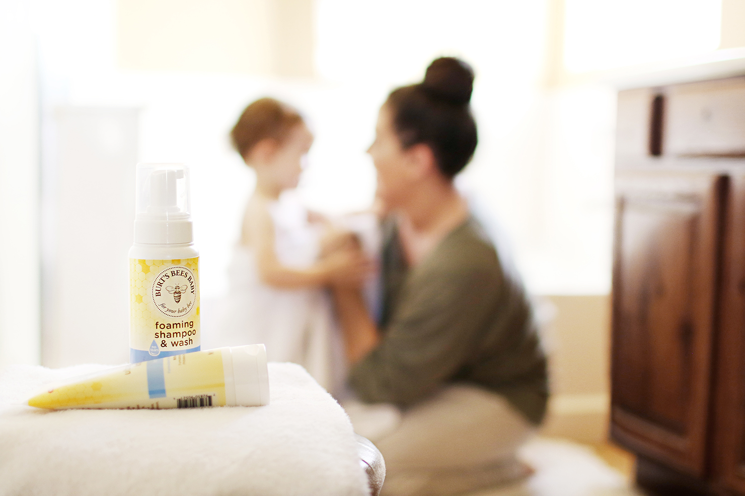 Benefits of a bedtime routine and why ours along with Burt's Bees Baby has really helped us through the transition of moving. Catch it all now on Haus of Layne! #BurtsBees #BedtimeRoutine #Baby #Motherhood