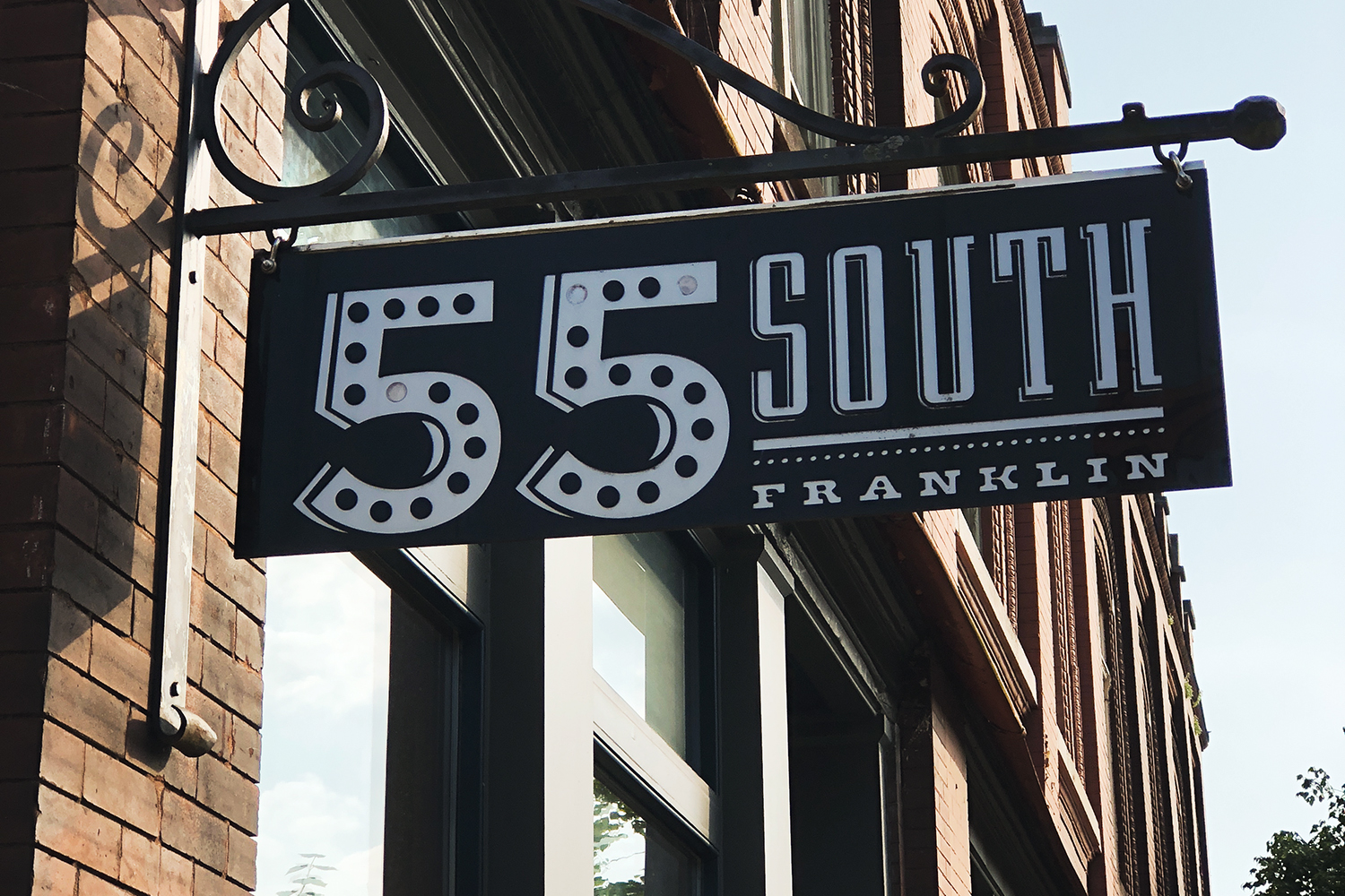 Date night on Franklin Main Street. They call it America's favorite main street and one visit and you can absolutely see why. The most quaint place and I still can't believe this town is home now. Catch our favorite stores we found and the fabulous dinner we had at 55South! #FranklinTennessee #ThingsToDoInFranklin #FranklinMainStreet