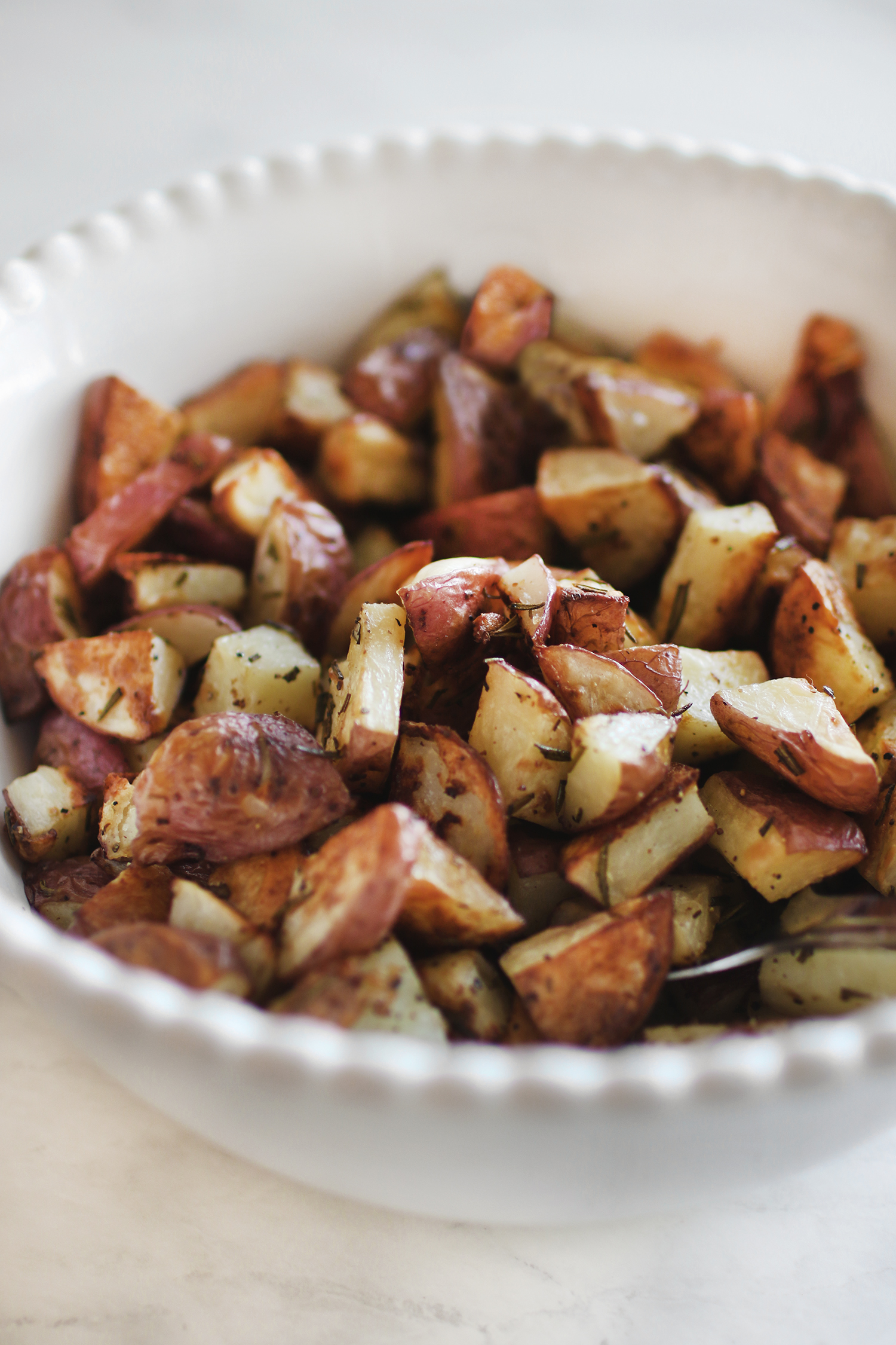 Roasted rosemary potatoes recipe - perfect for Easter dinner and absolutely fool proof. These make such a great side dish and bring the most beautiful taste to your plate! Catch the full recipe and walk through over on KaraLayne.com! #EasterDinnerIdeas #EasterDinnerSideDish #SideDish #Recipe #PotatoSideDishes #EasyPotatoSideDishes #RoastedPotatoes #RosemaryPotatoes #EasyRecipes