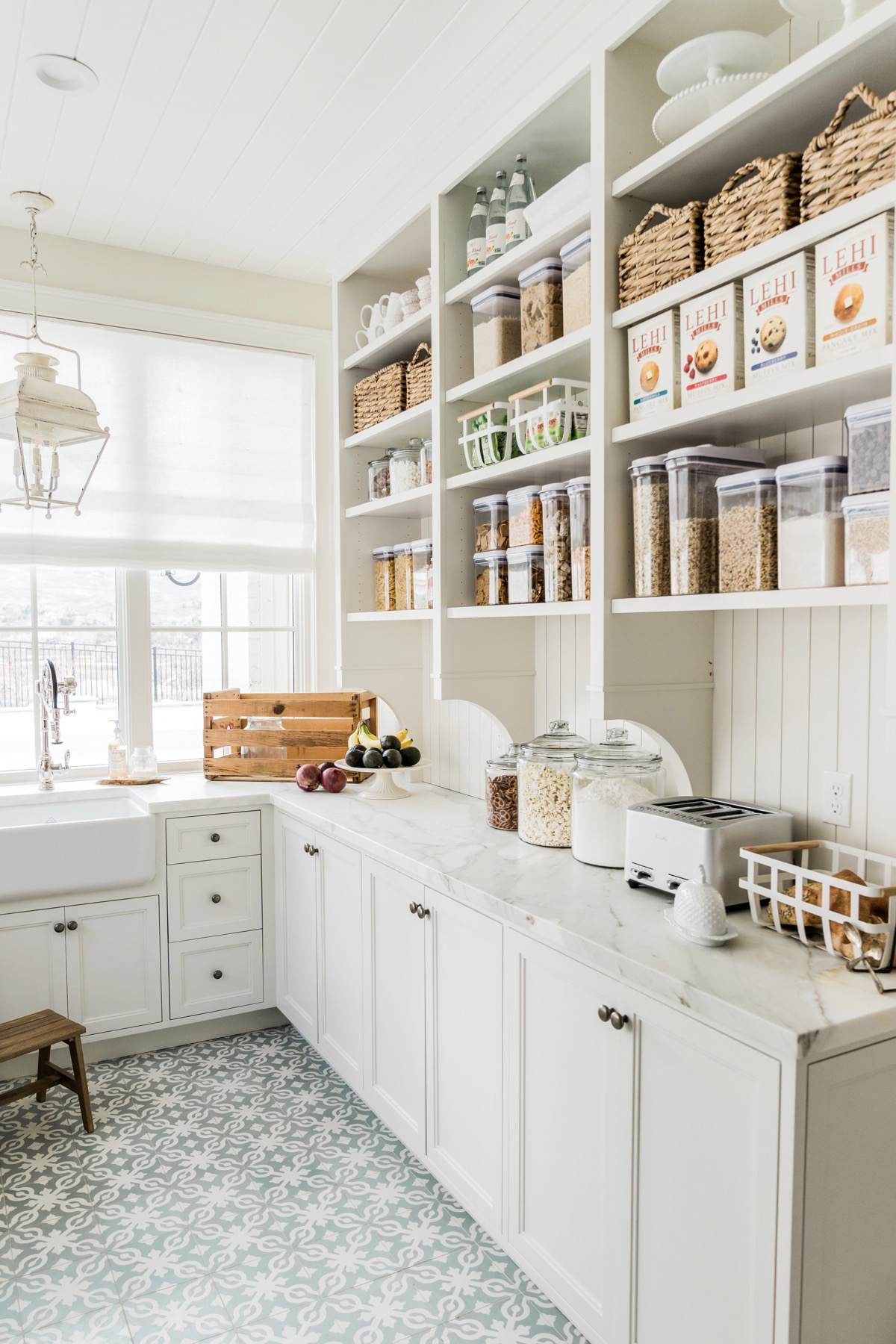 I gathered my absolute favorite pantry design and organization inspiration. Because, as a mother of five and having a large family, the pantry is kind of one of those areas of the house that has to be approached with strategy, you know? Not to mention, a pretty pantry just feels good. Catch it all along with my favorite finds for organizing your pantry on KaraLayne.com!