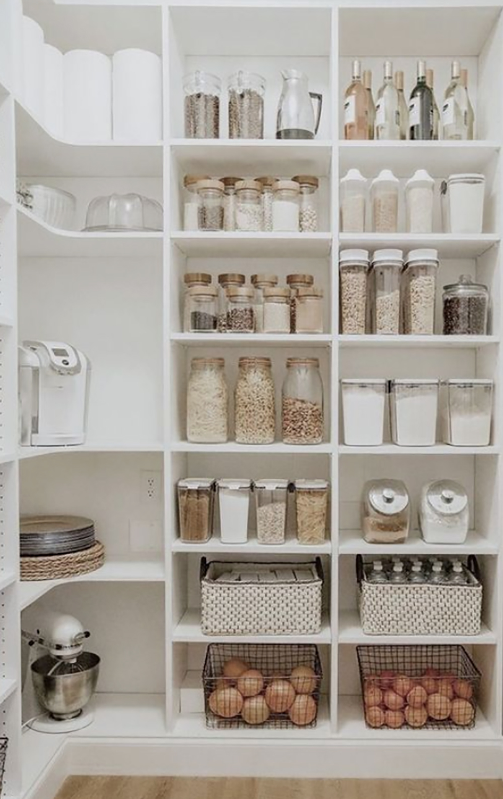 I gathered my absolute favorite pantry design and organization inspiration. Because, as a mother of five and having a large family, the pantry is kind of one of those areas of the house that has to be approached with strategy, you know? Not to mention, a pretty pantry just feels good. Catch it all along with my favorite finds for organizing your pantry on KaraLayne.com!