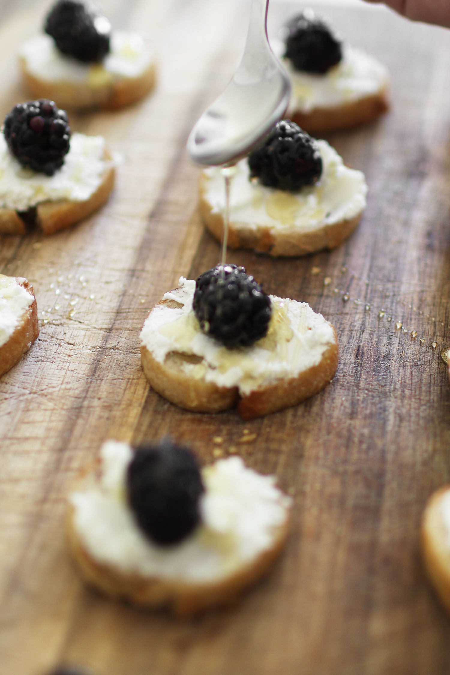 A blackberry and goat cheese crostini appetizer recipe. An easy and beautiful way to wow at your next gathering. Bookmark the recipe over at KaraLayne.com