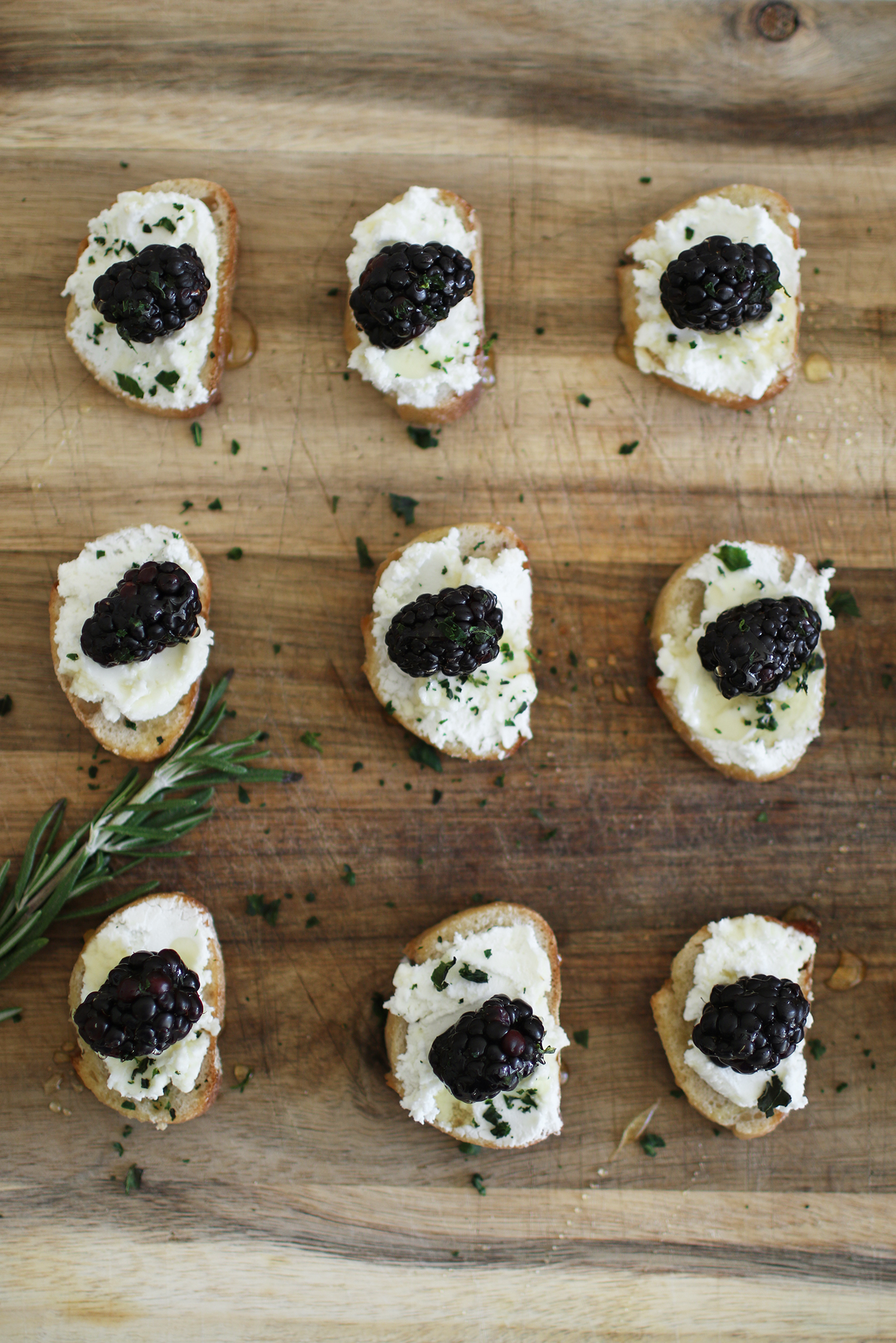 A blackberry and goat cheese crostini appetizer recipe. An easy and beautiful way to wow at your next gathering. Bookmark the recipe over at KaraLayne.com