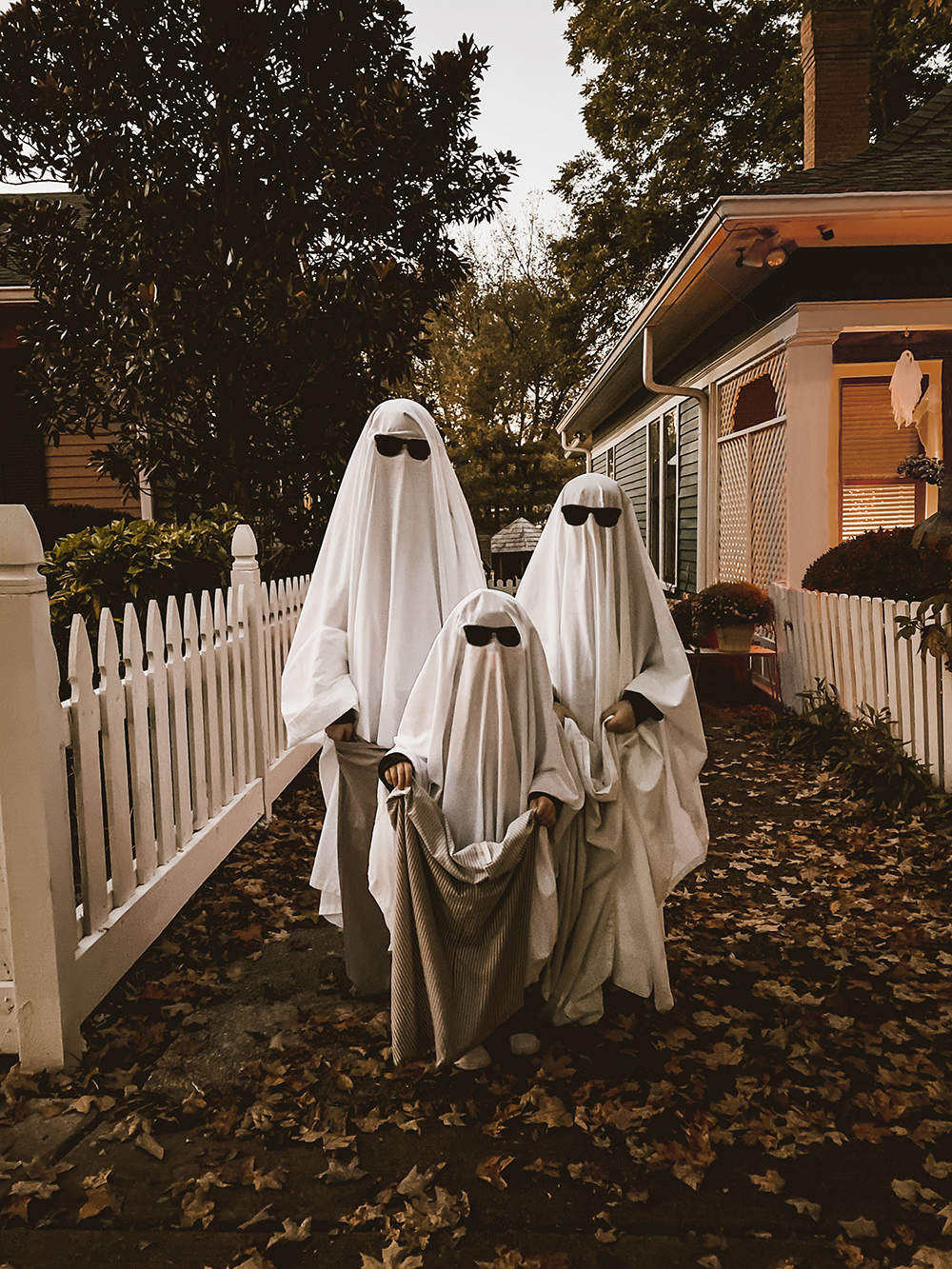 Diy Ghost Costume For Adults
 Easy DIY Halloween Costume Ideas Classic Ghost