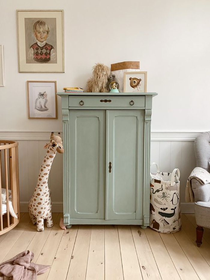 Sharing my favorite neutral painted furniture ideas and inspiration. I think it can be such a beautiful look to give an old furniture piece a fresh face with some upcycling work and paint! I hope you find these projects as inspiring as I did - my wheels are already turning!