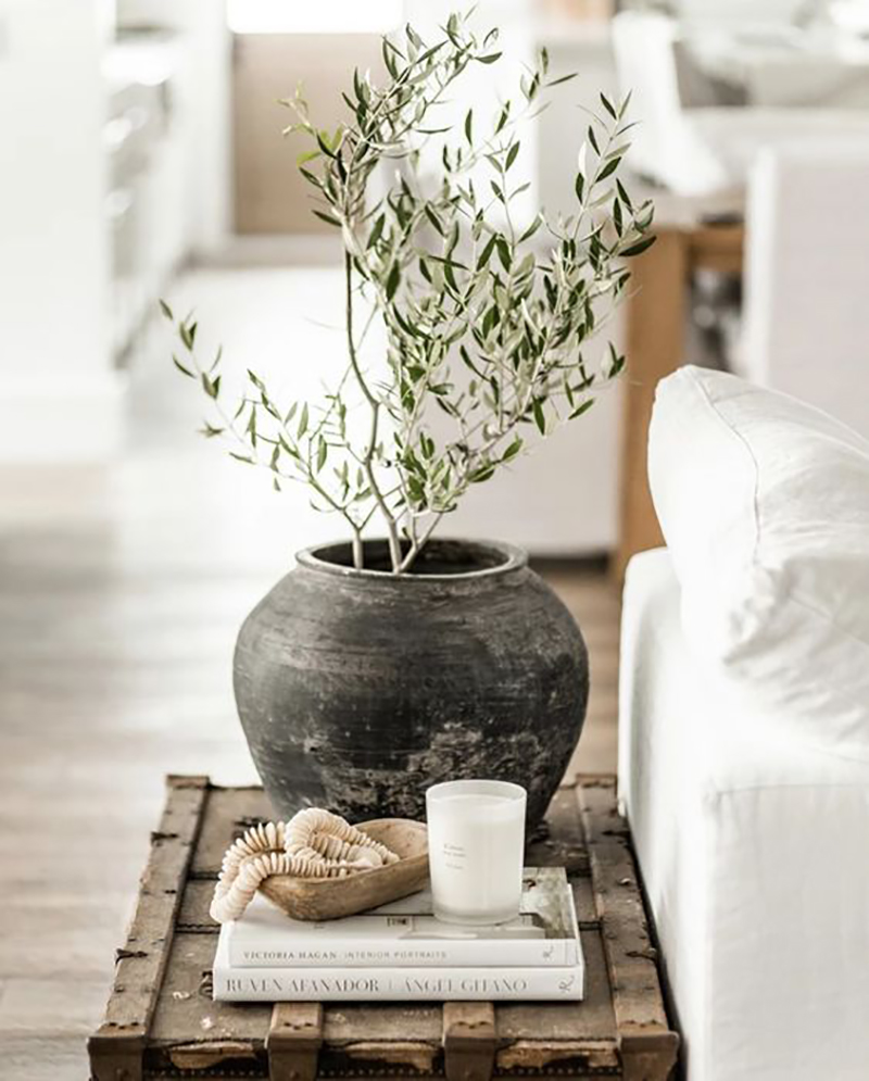 Love this styling approach by Public311Design.com. I am sharing simple spring floral inspiration and the best faux stems I have discovered. I love approaching the change of seasons in a simple way. Just a few faux spring stems or spring greens can do so much to invite the new season into your space and make things feel fresh. Catch more over on KaraLayne.com!